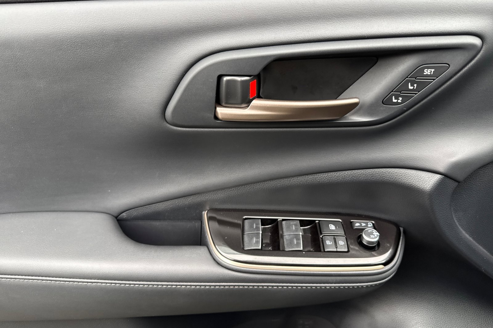 Used 2025 Toyota Crown Signia Limited image 11