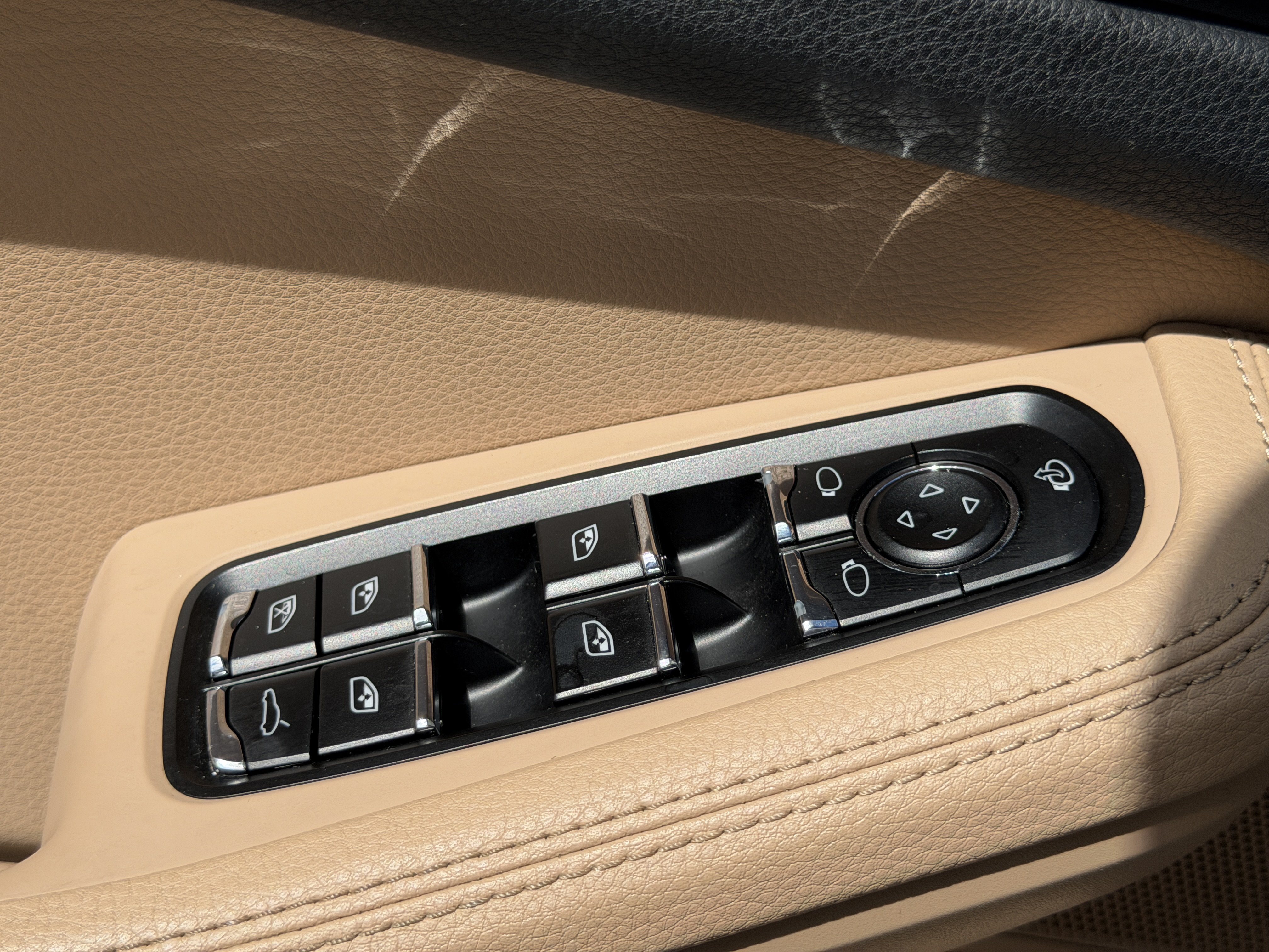 Certified 2024 Porsche Macan AWD/4WD image 22