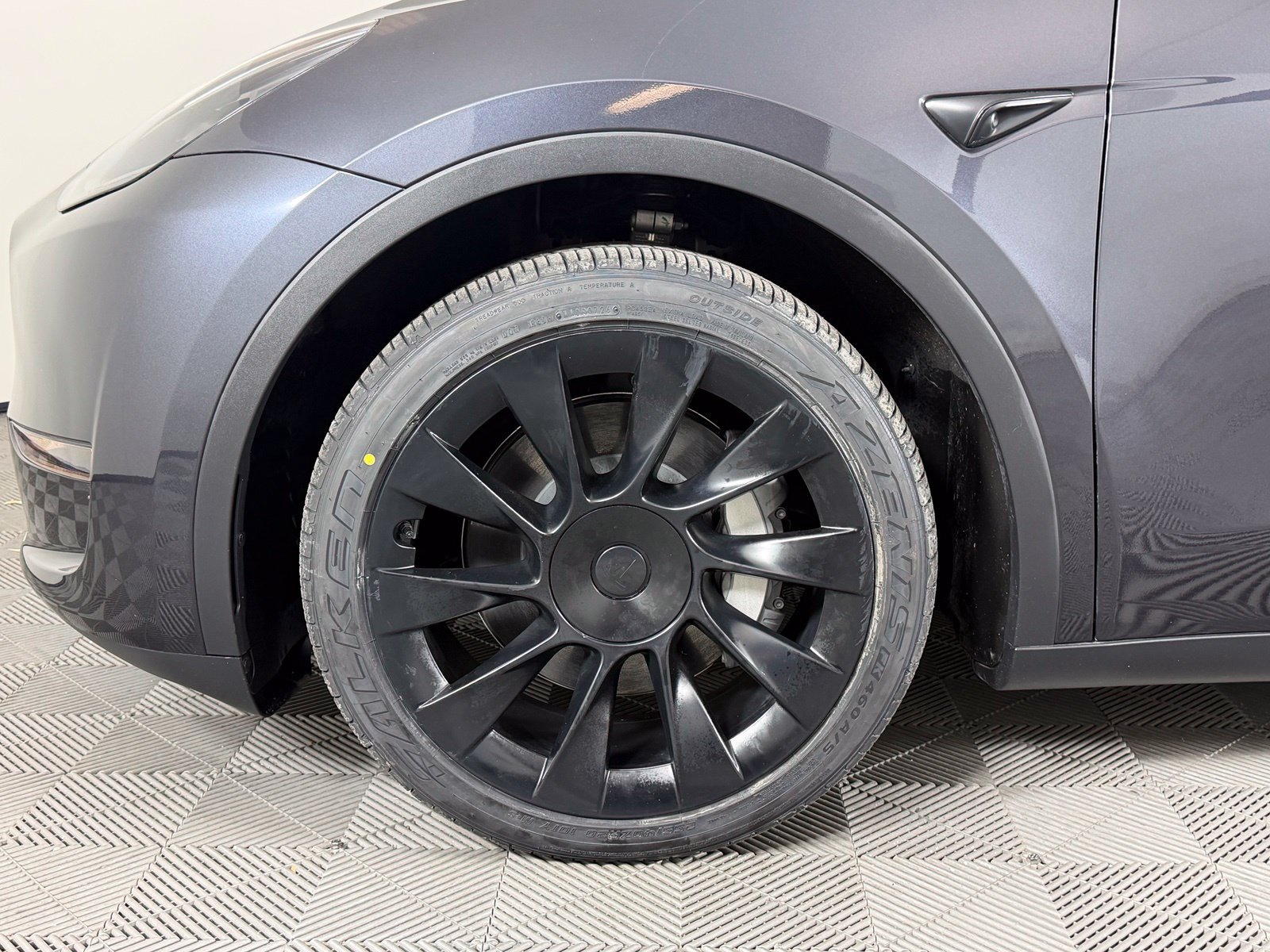 Used 2024 Tesla Model Y Long Range AWD/4WD image 5