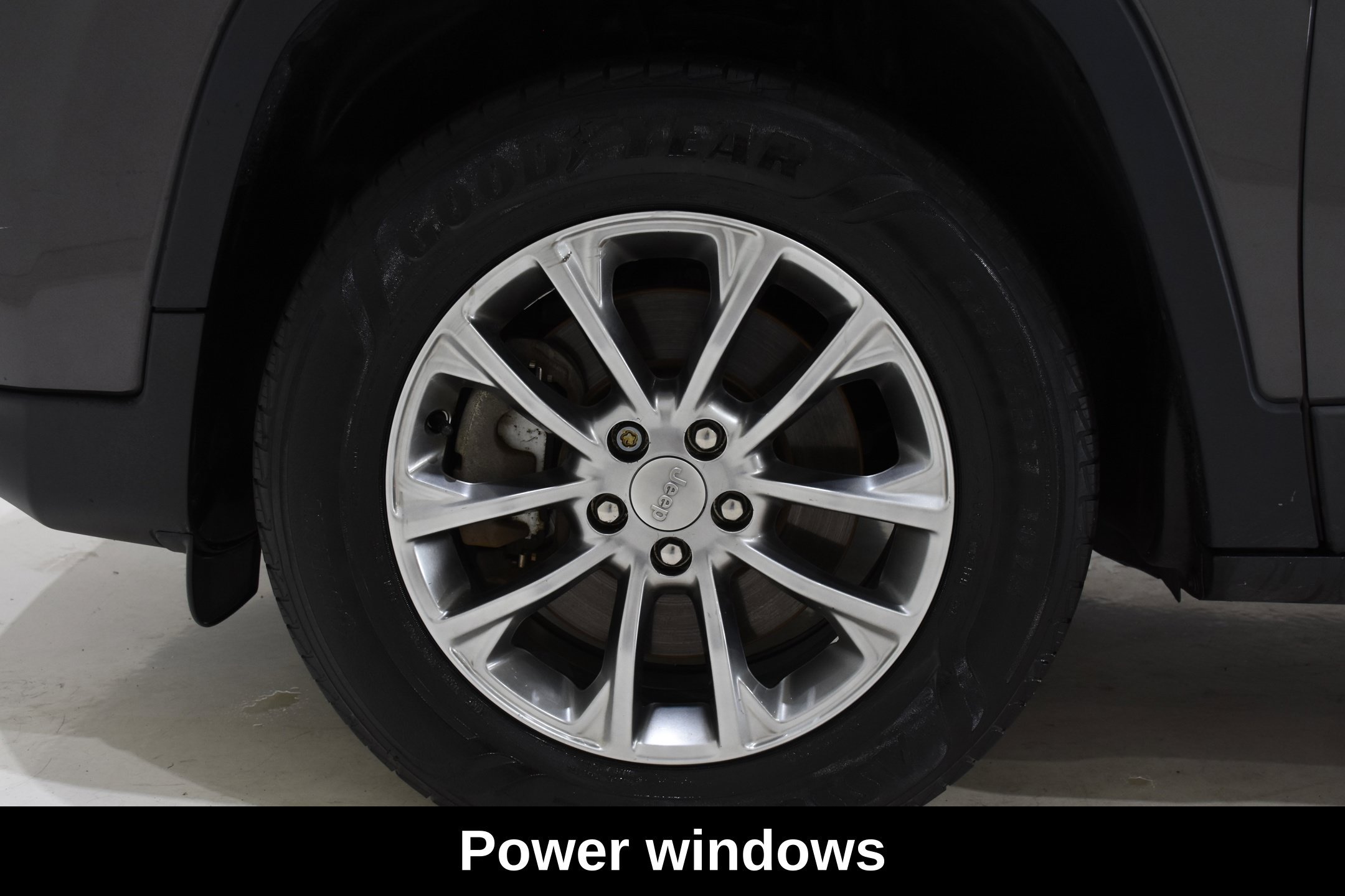 Used 2019 Jeep Cherokee Latitude Plus w/ Cold Weather Group AWD/4WD image 7