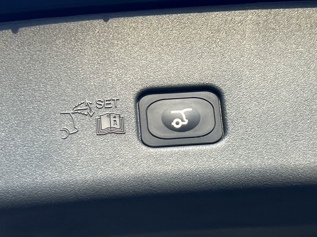 Used 2026 Lincoln Nautilus Premier w/ Equipment Group 102A image 17