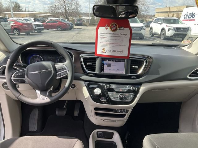 Used 2023 Chrysler Voyager LX image 10