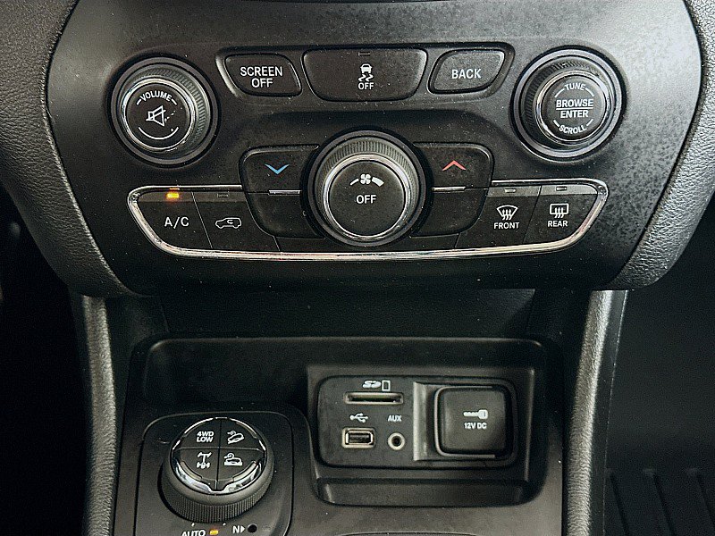 Used 2017 Jeep Cherokee Trailhawk w/ Cold Weather Group AWD/4WD image 16