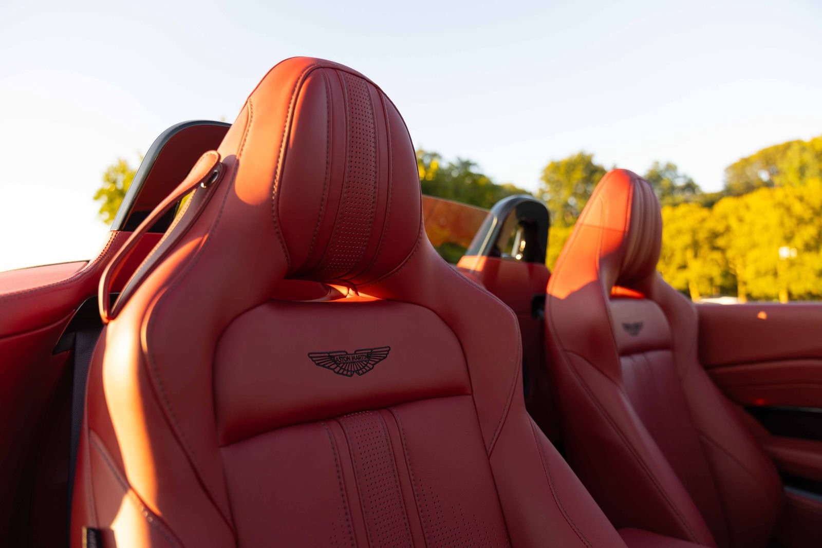 Used 2023 Aston Martin V8 Vantage Roadster RWD image 44