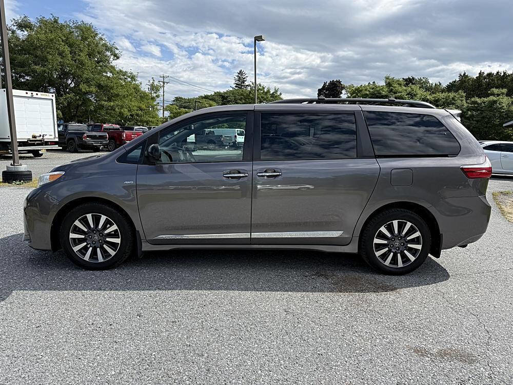 Used 2020 Toyota Sienna XLE w/ XLE Navigation Package image 2