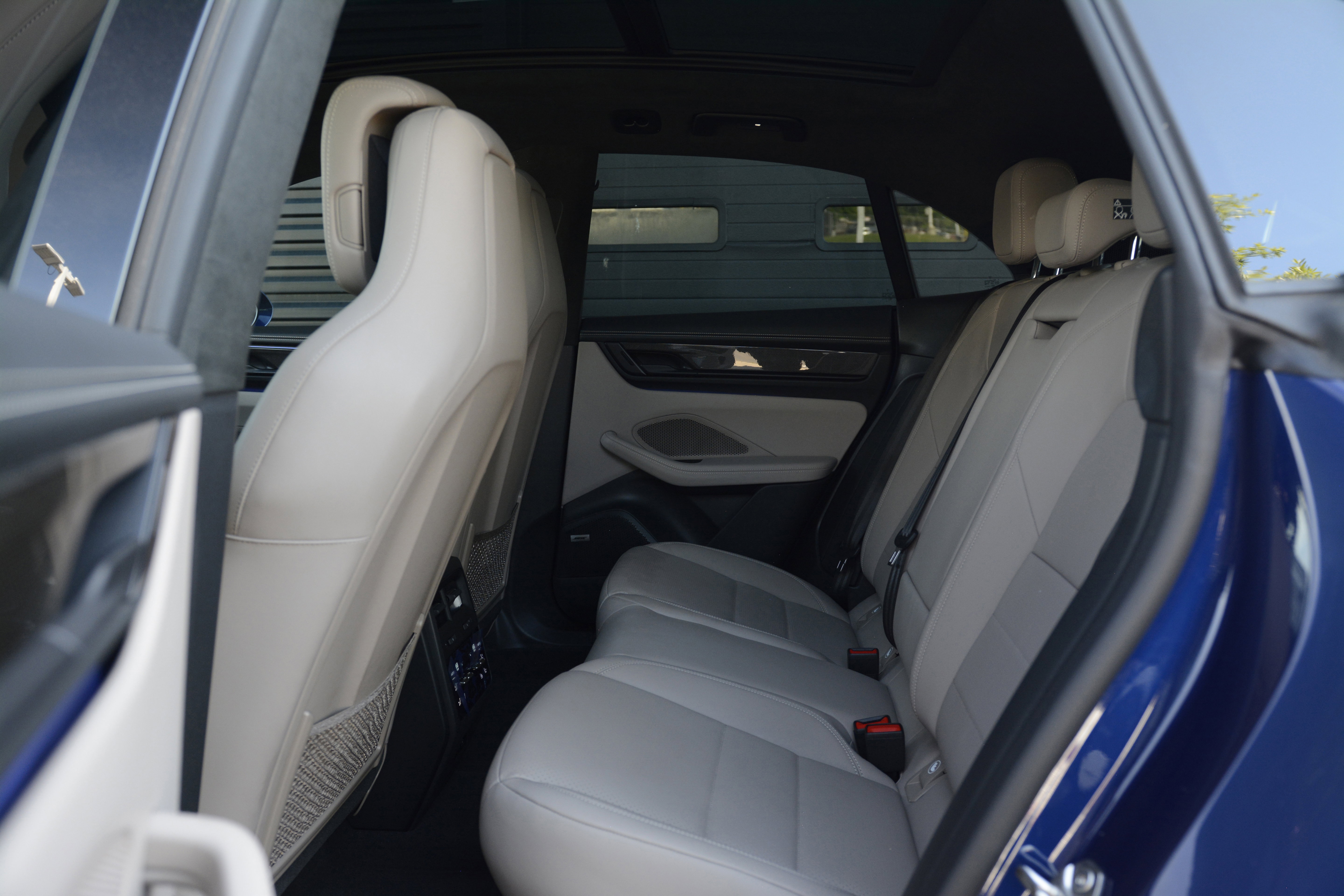 Certified 2025 Porsche Macan Turbo Electric AWD/4WD image 28