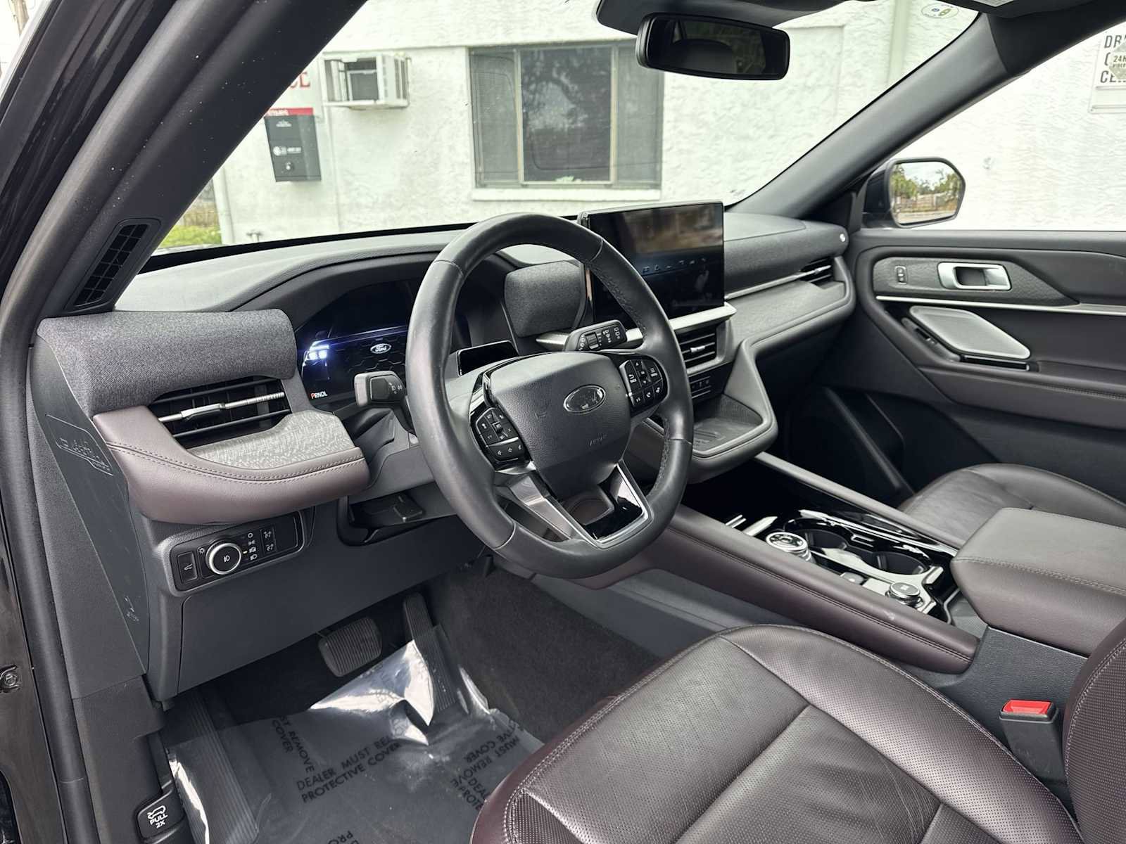 Used 2025 Ford Explorer Platinum RWD image 2