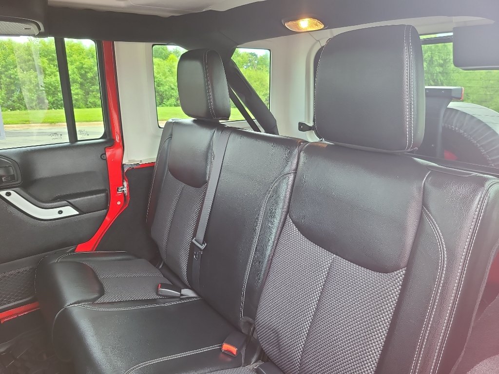 Used 2015 Jeep Wrangler Unlimited Sahara AWD/4WD image 32