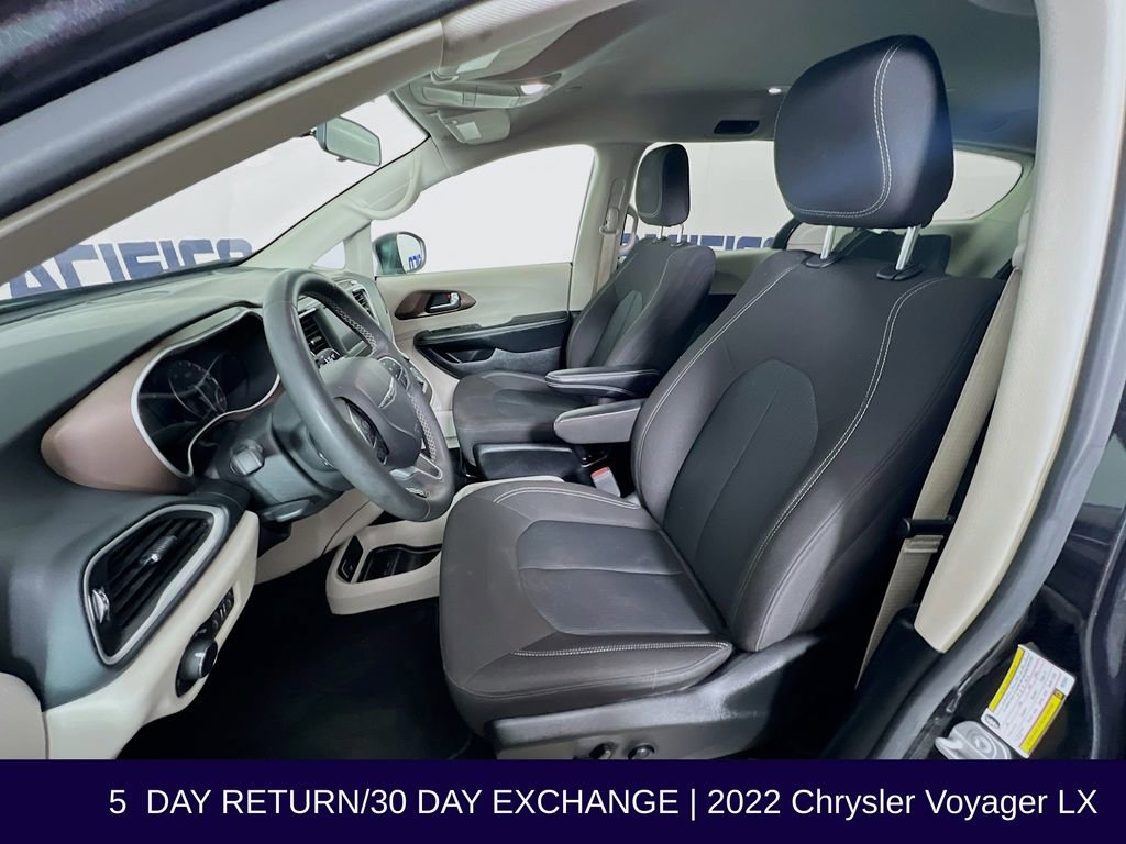 Used 2022 Chrysler Voyager LX image 13