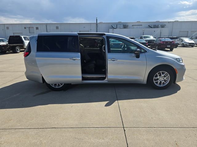 Used 2024 Chrysler Pacifica Touring-L image 20