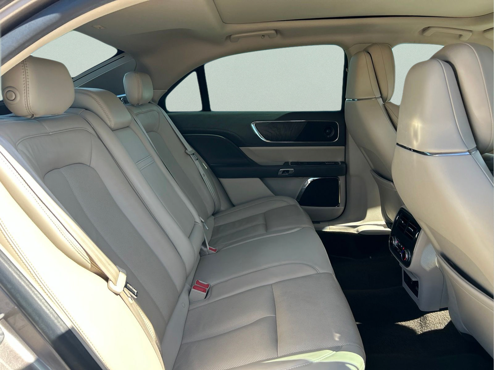 Used 2019 Lincoln Continental Reserve FWD image 11