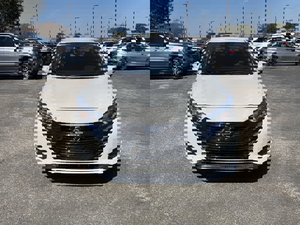 Used 2025 Nissan Versa SV image 2