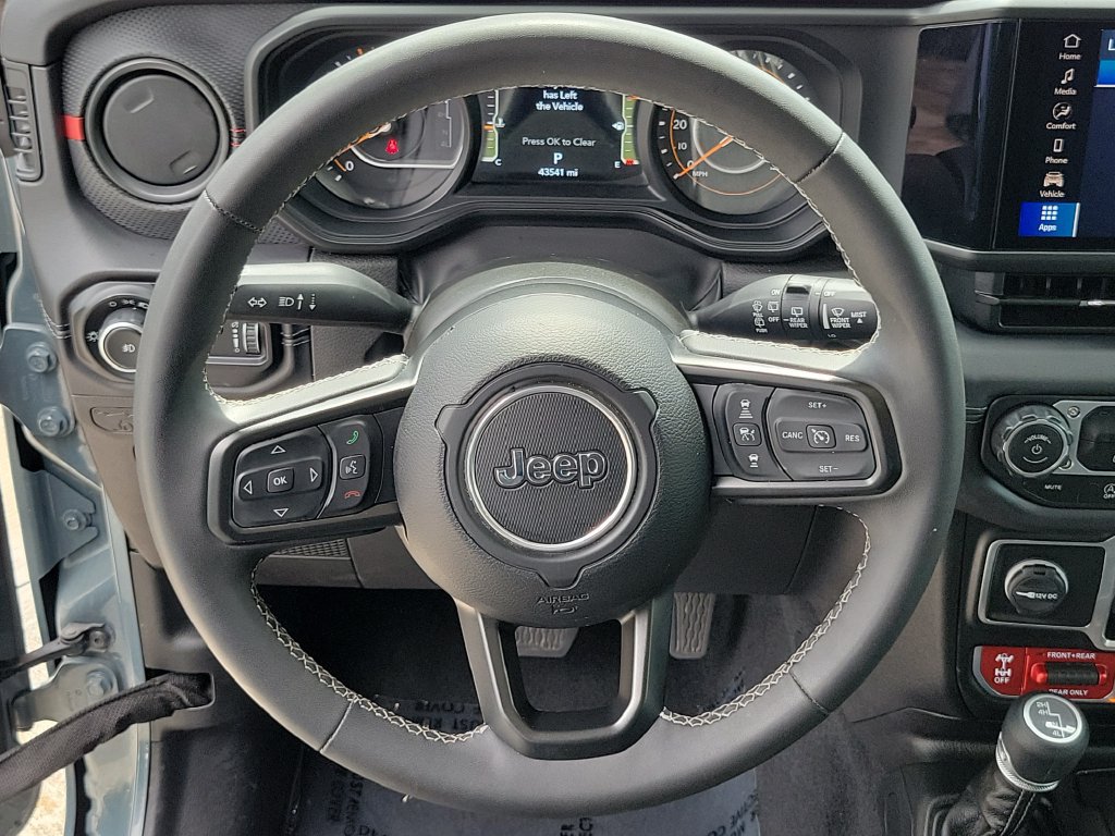 Used 2025 Jeep Wrangler Unlimited Rubicon AWD/4WD image 23
