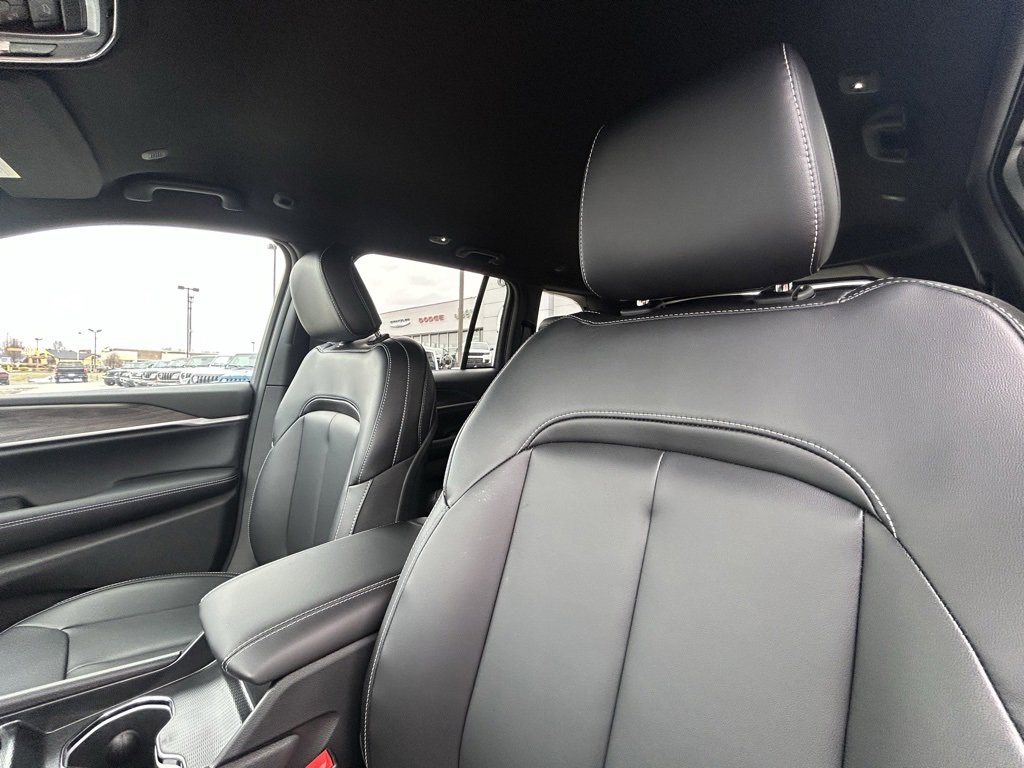 New 2025 Jeep Grand Cherokee Limited w/ Black Appearance Package image 15