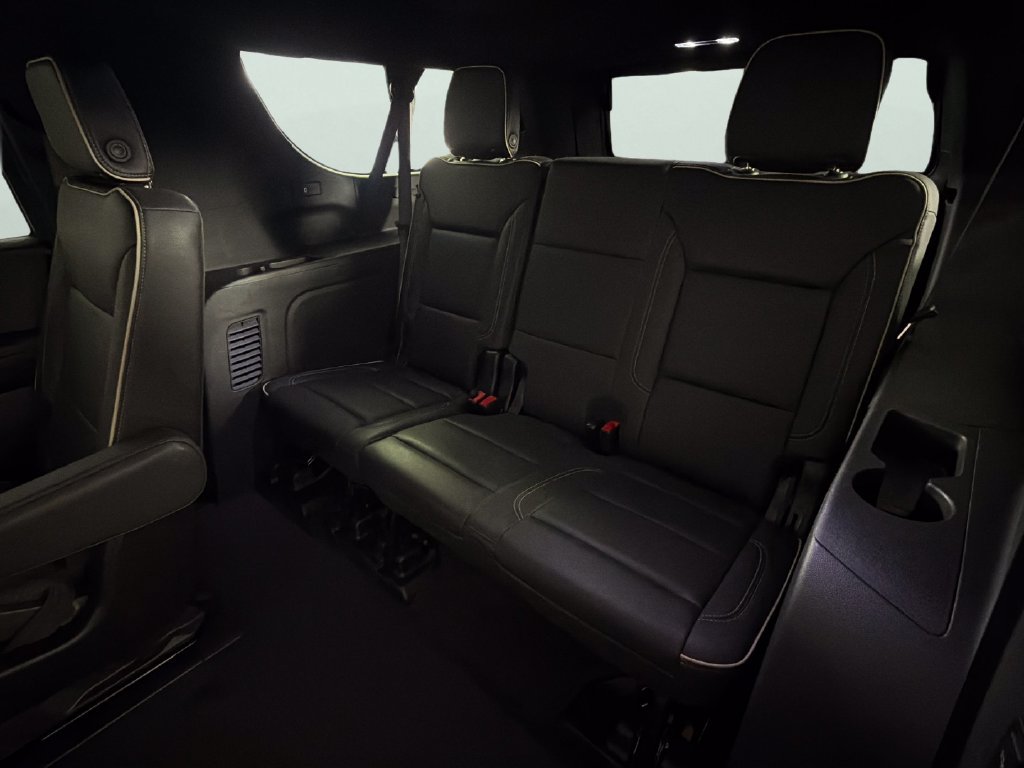 Used 2026 Chevrolet Suburban Premier AWD/4WD image 25