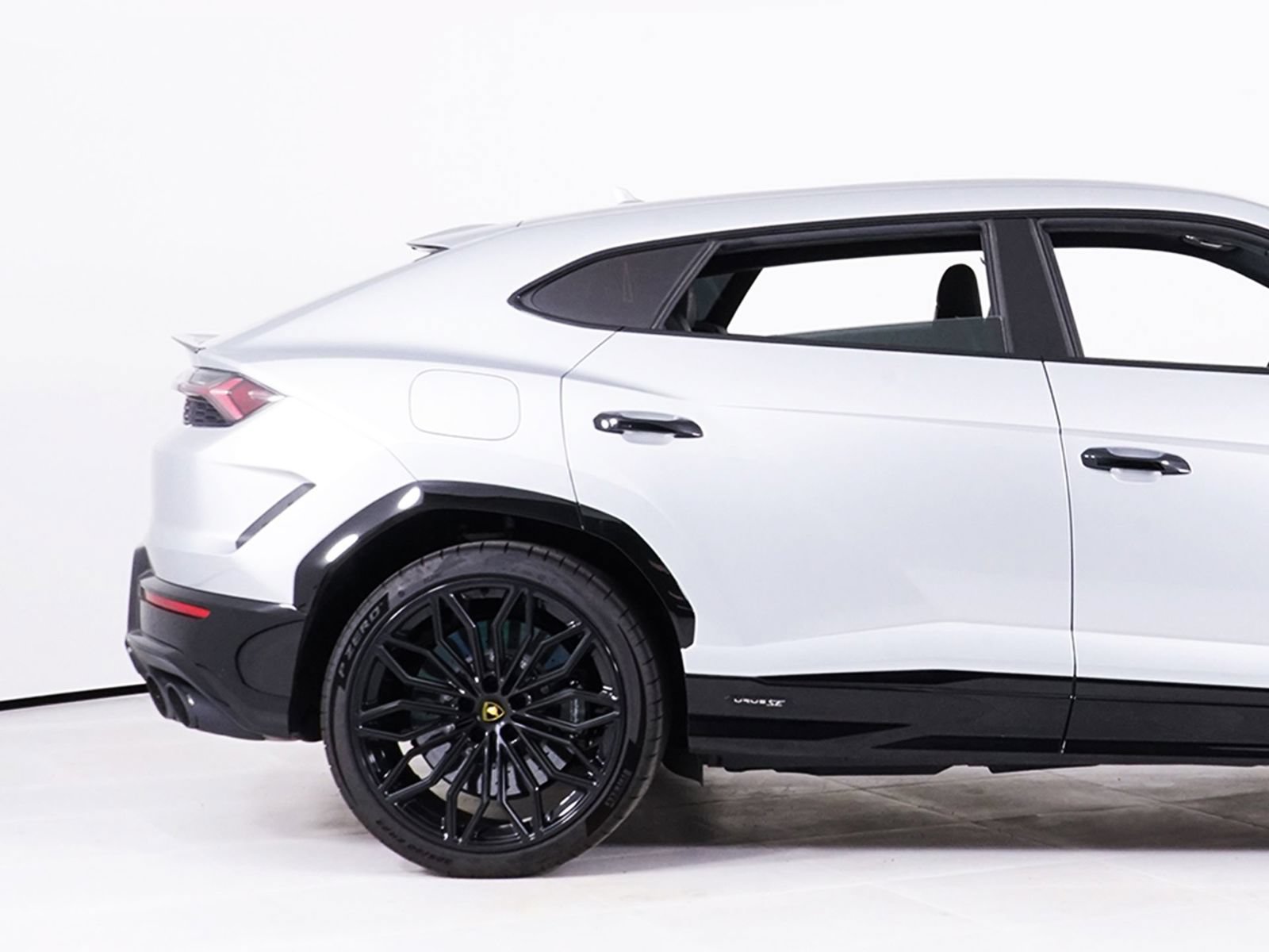 Used 2025 Lamborghini Urus SE AWD/4WD image 14