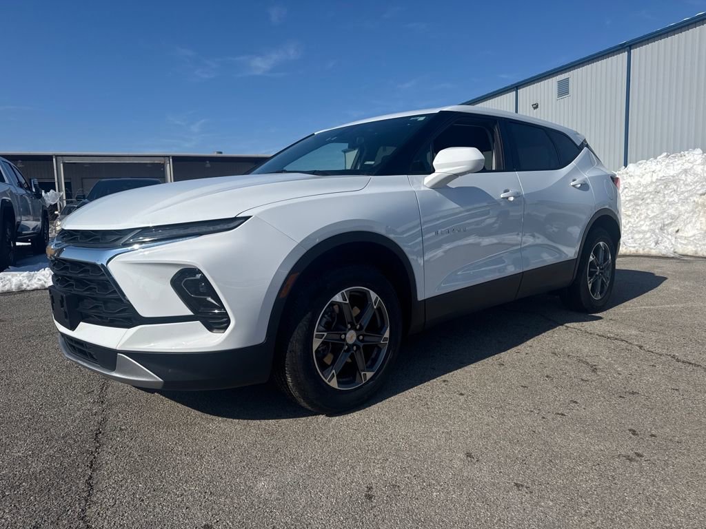Used 2025 Chevrolet Blazer LT image 3