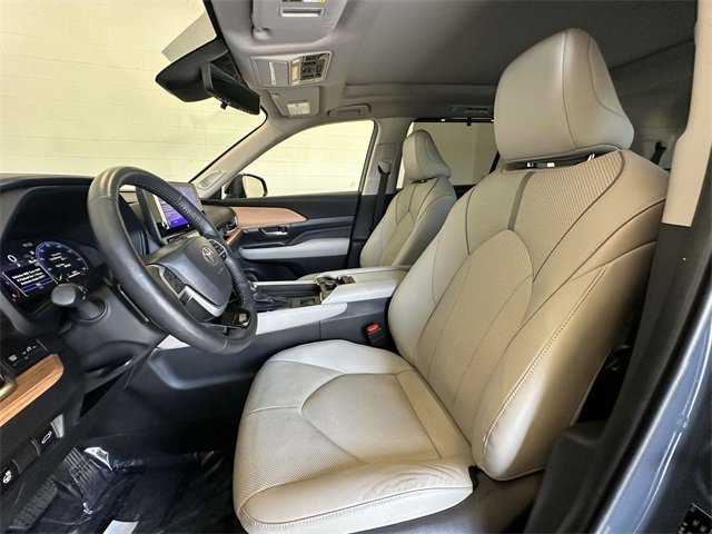 Used 2024 Toyota Grand Highlander AWD image 2