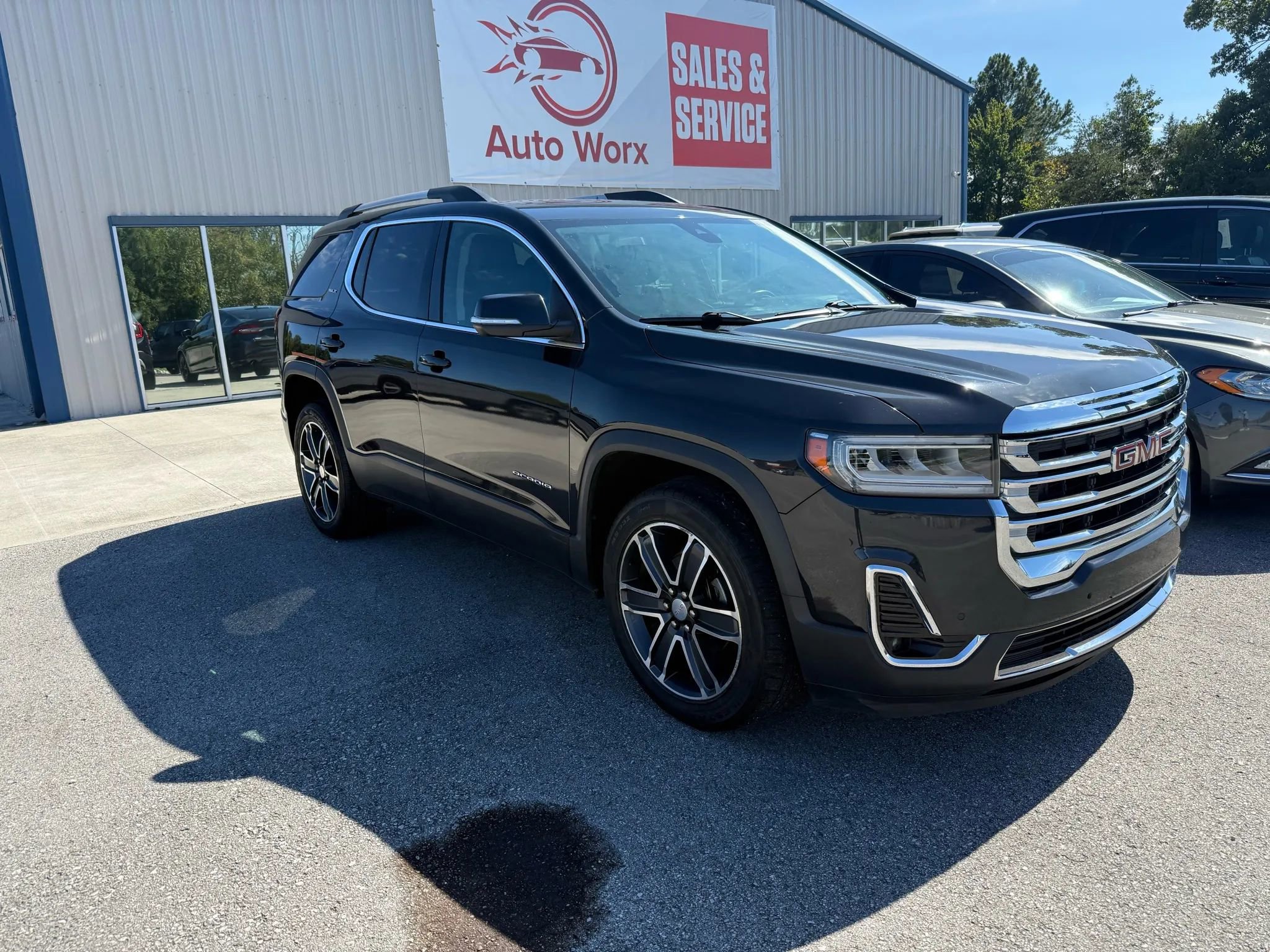 Used 2020 GMC Acadia SLT w/ Driver Alert Package II image 3