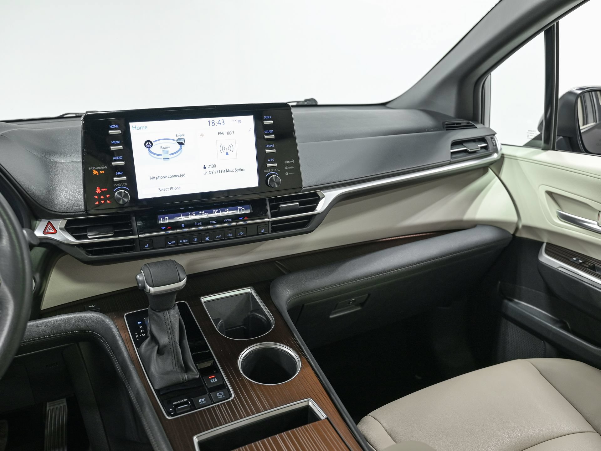 Used 2024 Toyota Sienna XLE FWD image 28
