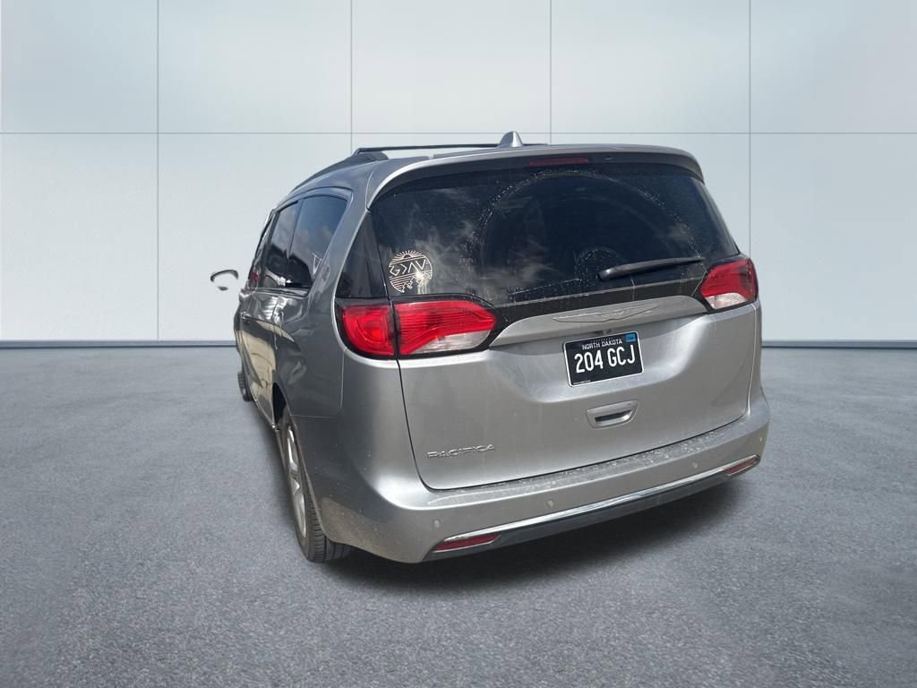 Used 2017 Chrysler Pacifica Touring-L w/ Tire & Wheel Group FWD image 8