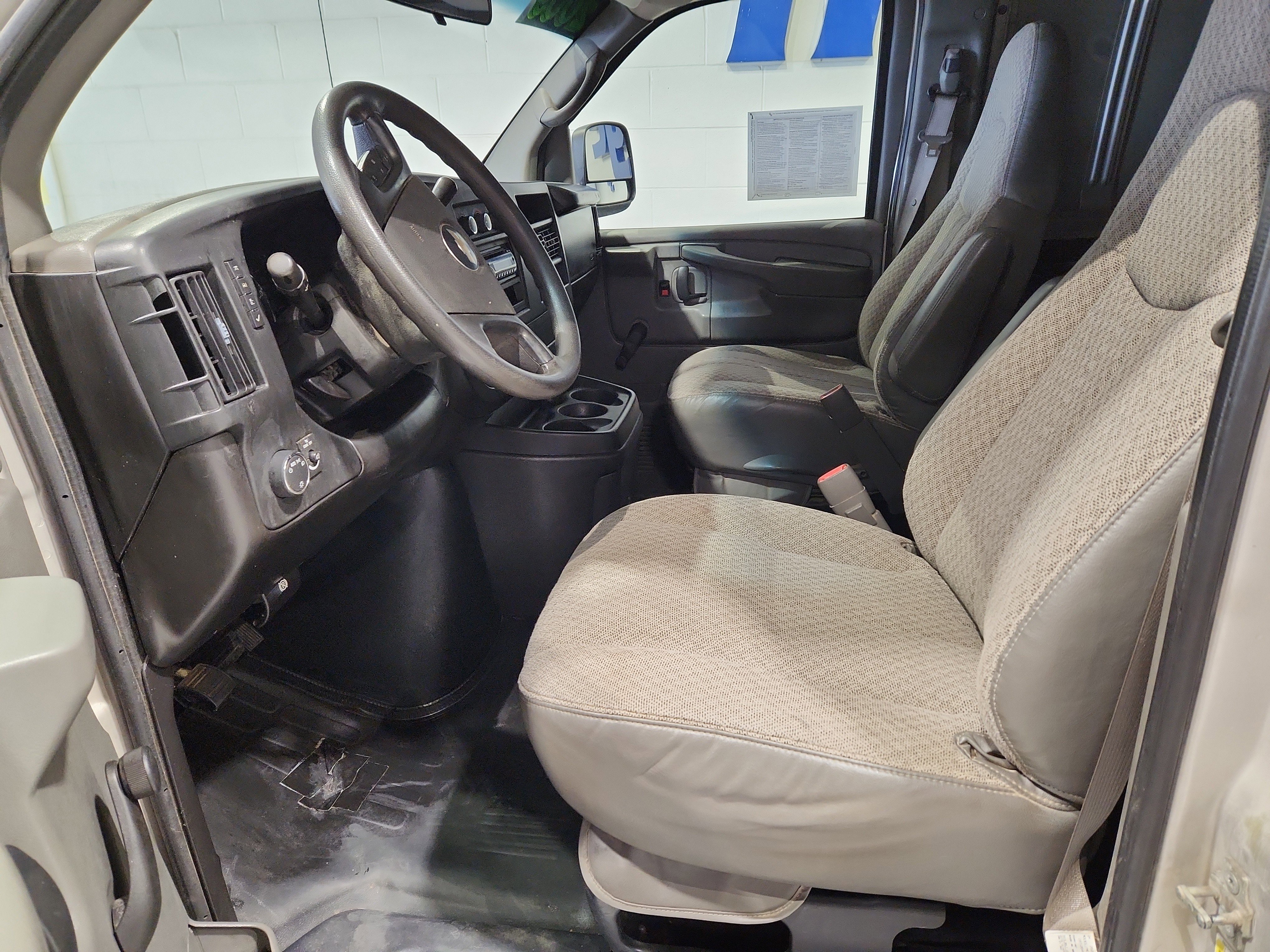 Used 2009 Chevrolet Express 2500 Extended image 4