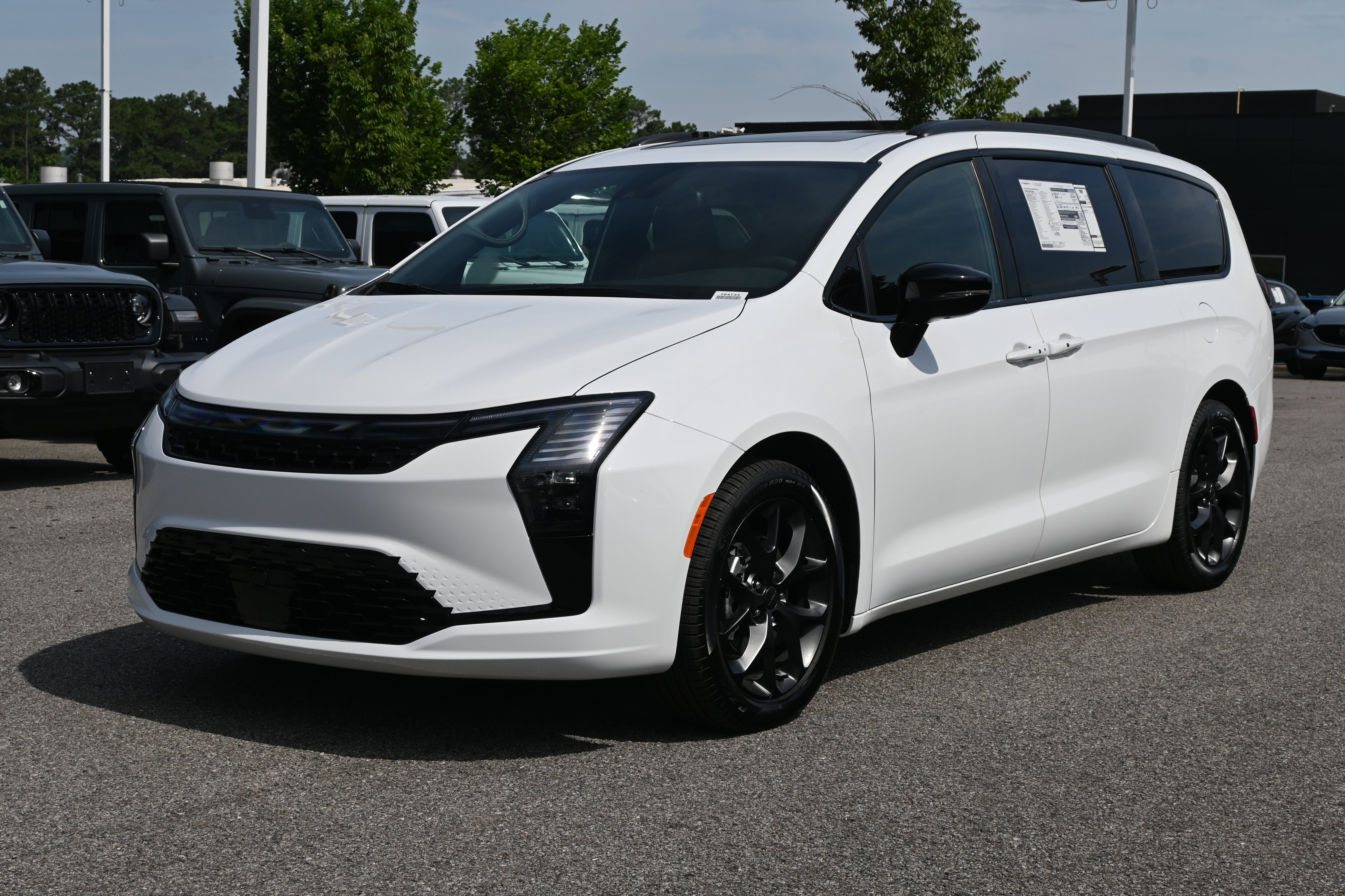 New 2027 Chrysler Pacifica Limited FWD image 5