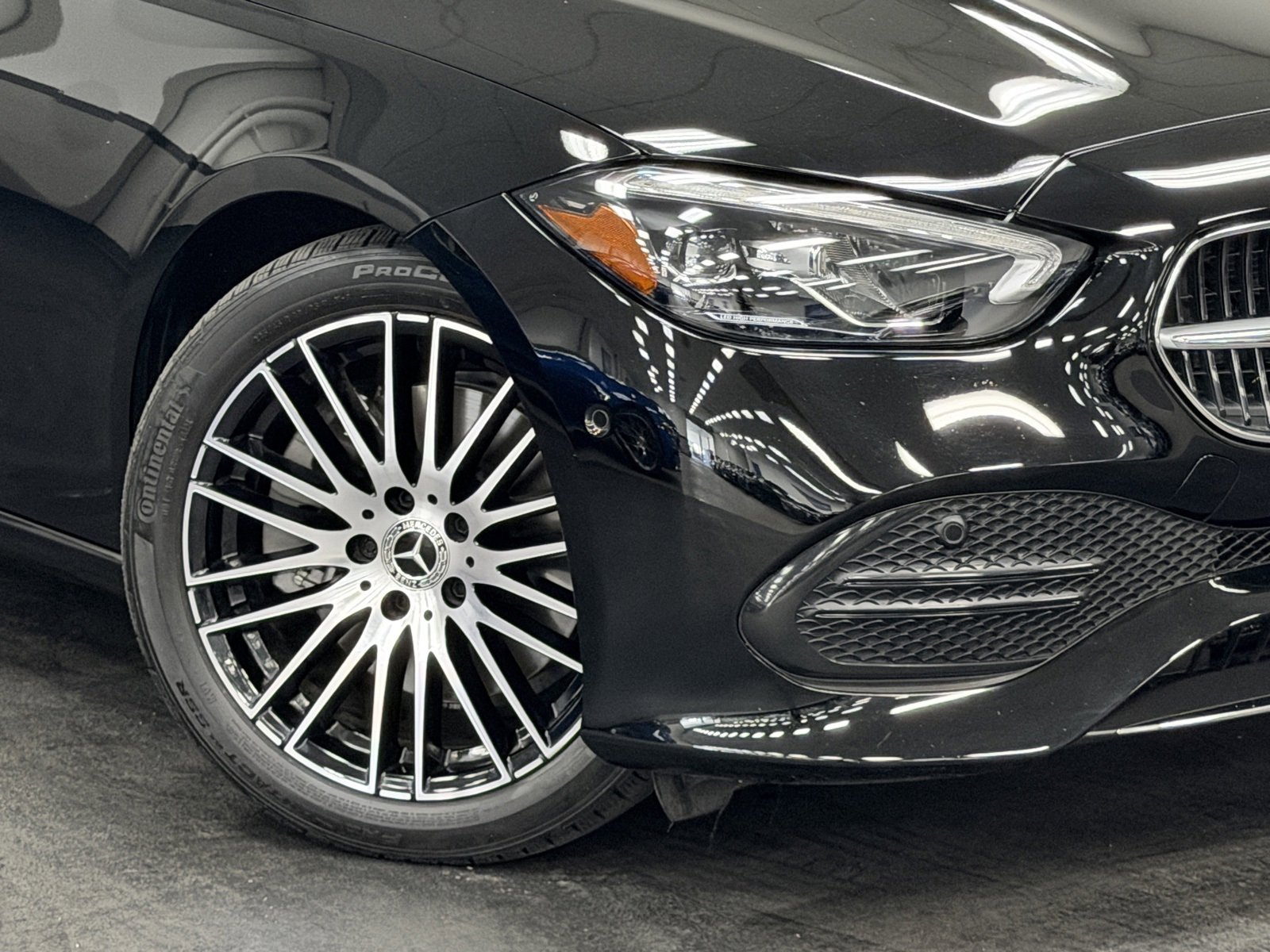 Used 2025 Mercedes-Benz C 300 4MATIC Sedan image 4