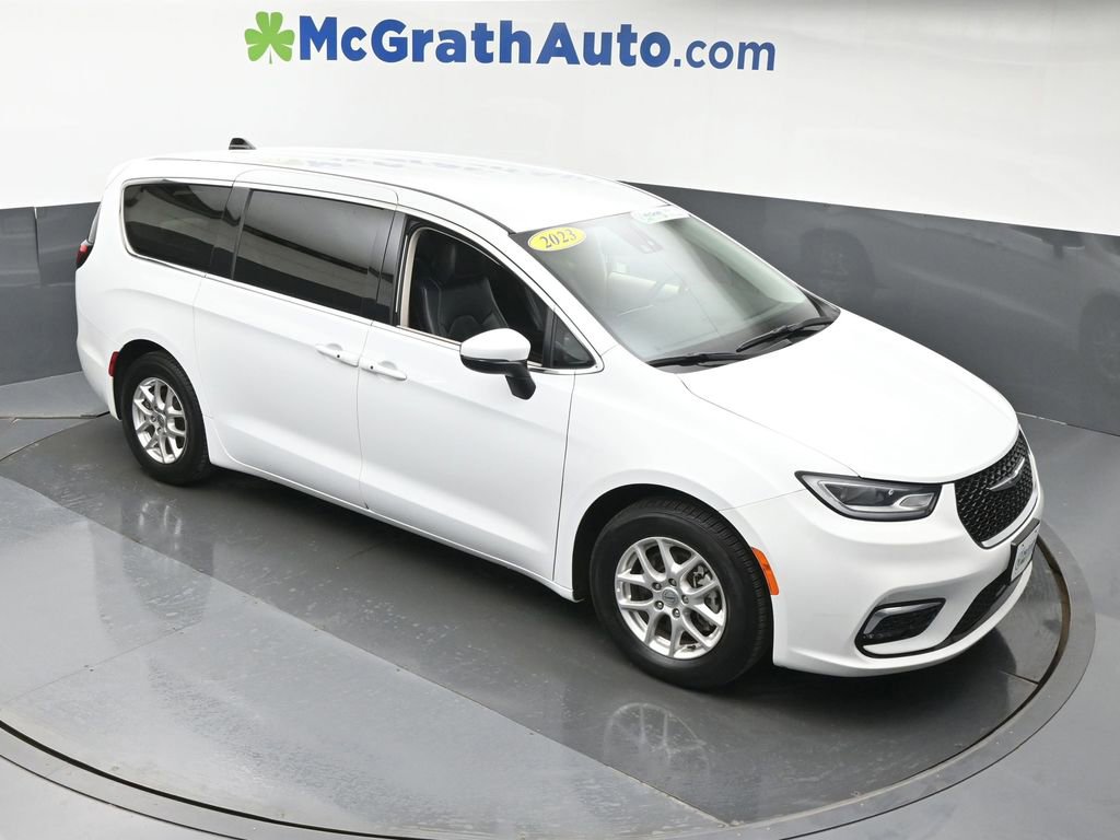 Used 2023 Chrysler Pacifica Touring-L FWD image 3
