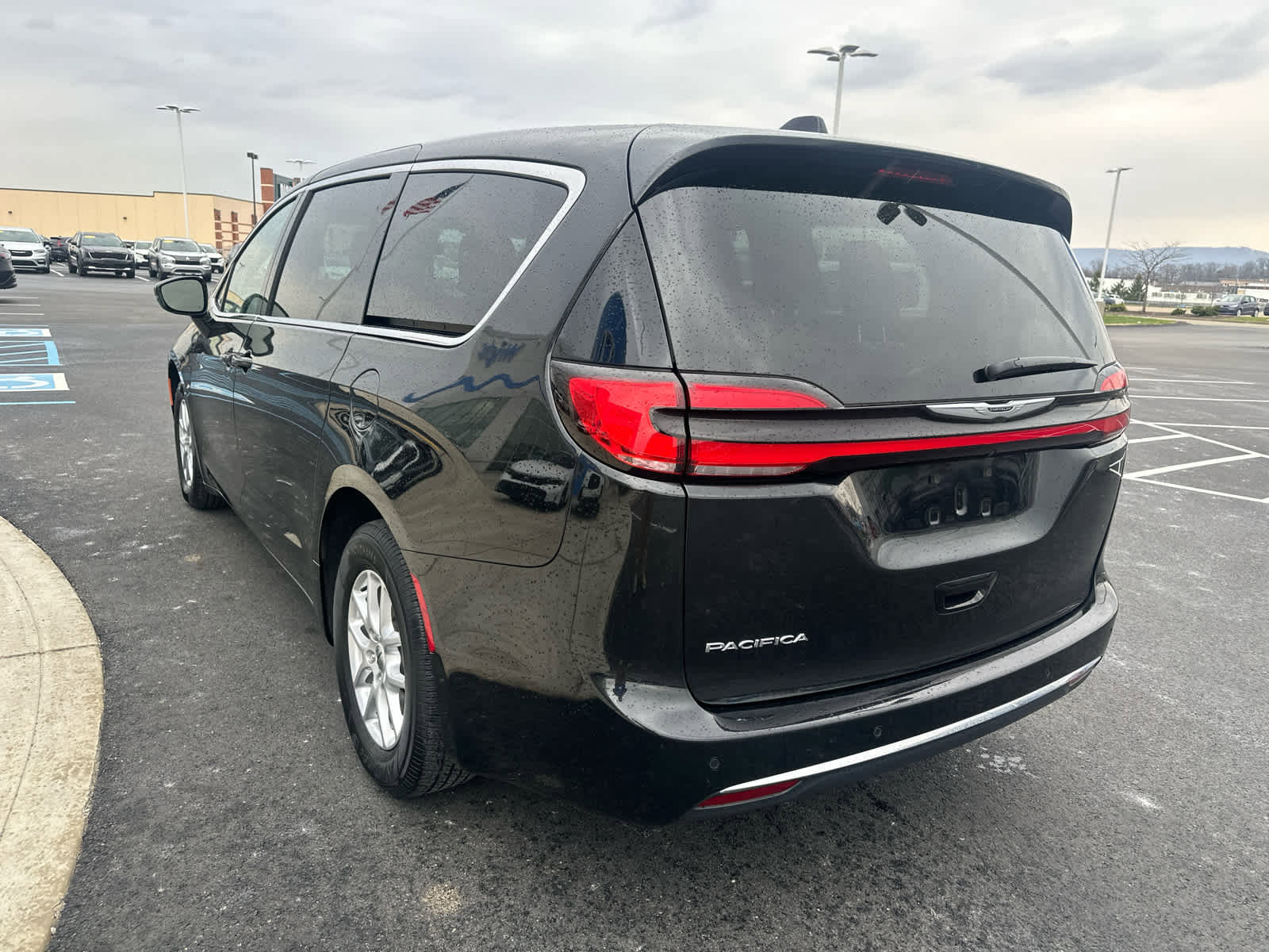 Used 2024 Chrysler Pacifica Touring-L image 7