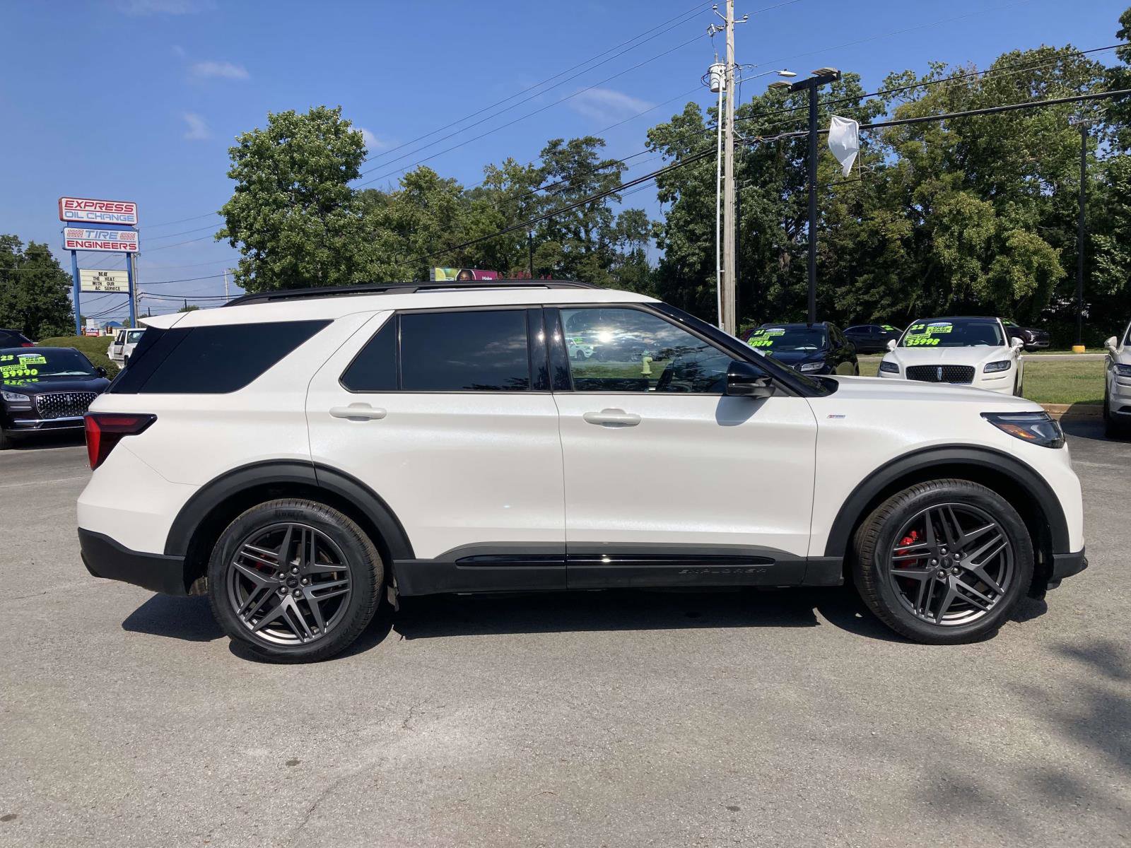 Used 2025 Ford Explorer ST-Line w/ Premium Package image 2
