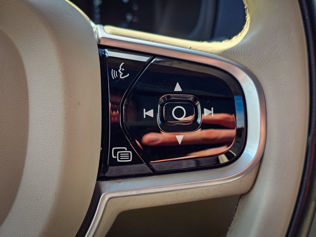 Used 2020 Volvo XC90 T6 Momentum w/ Protection Package Premier image 21