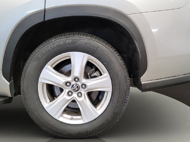 Used 2023 Toyota Highlander L FWD image 34