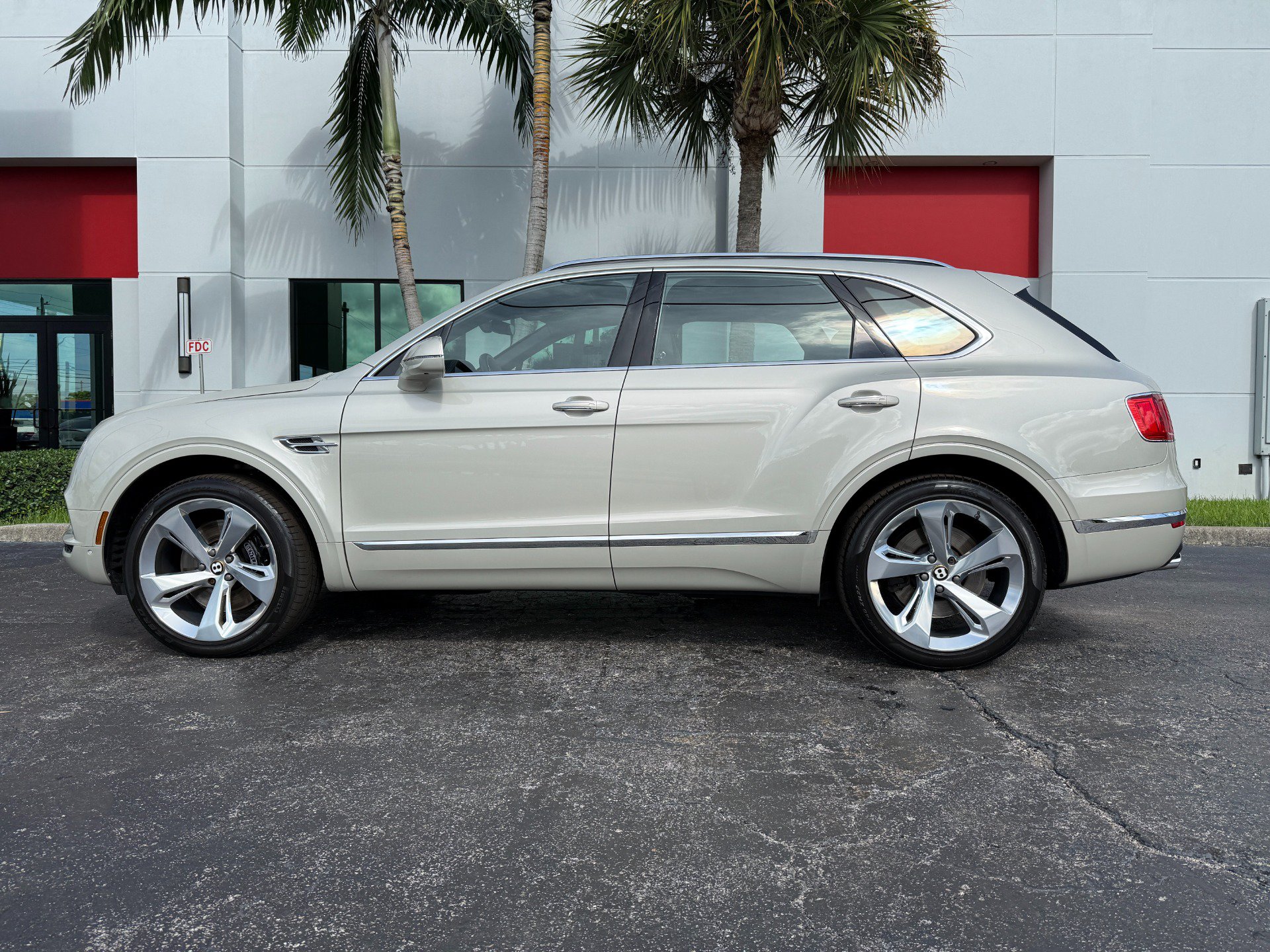 Used 2019 Bentley Bentayga AWD/4WD image 11