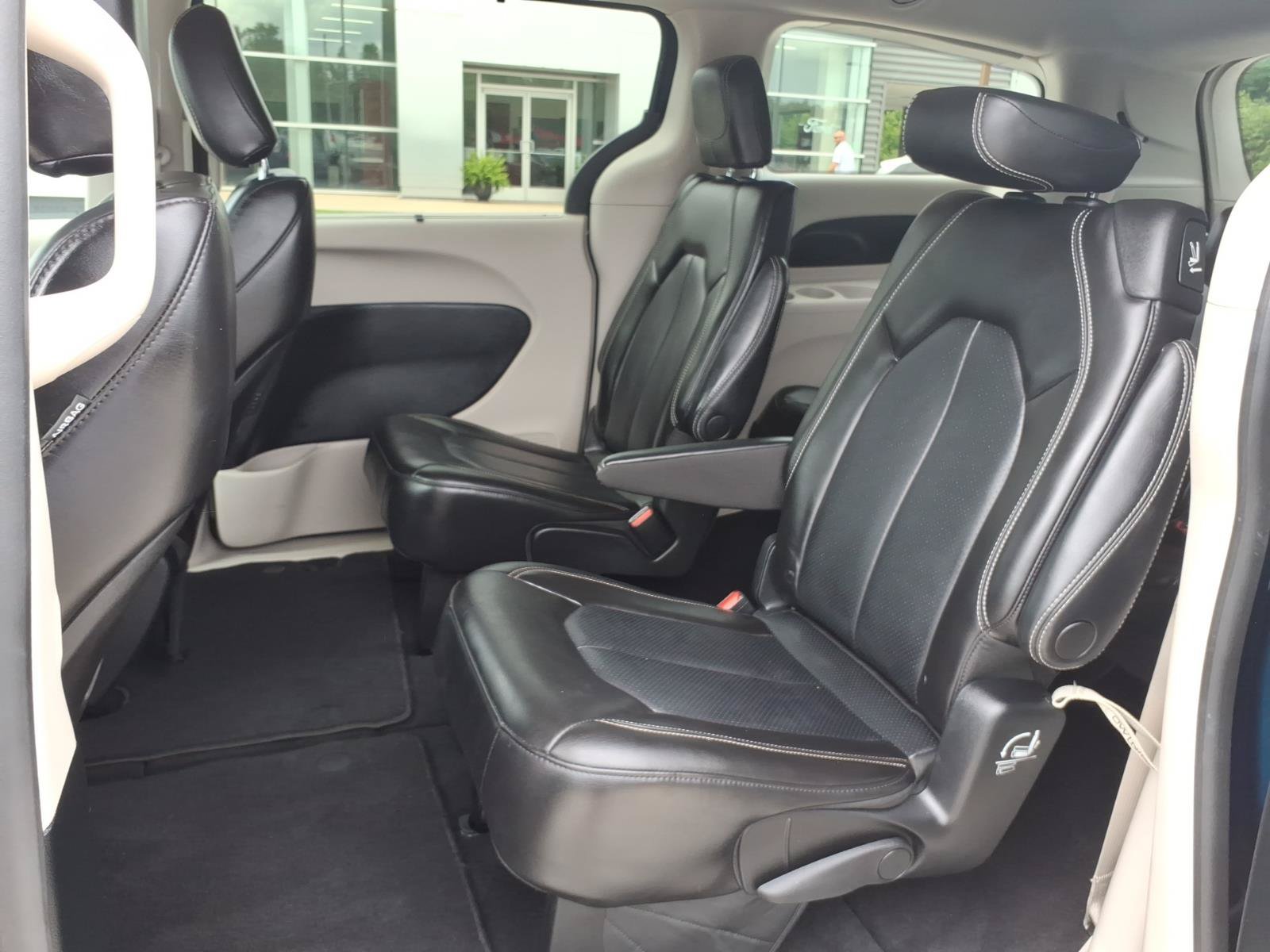 Used 2023 Chrysler Pacifica Touring-L FWD image 13
