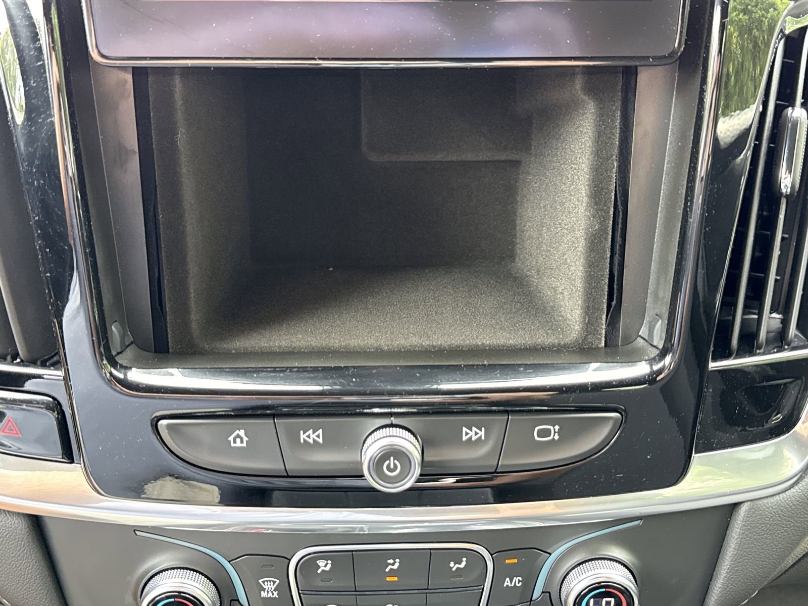 Used 2023 Chevrolet Traverse LT FWD image 25