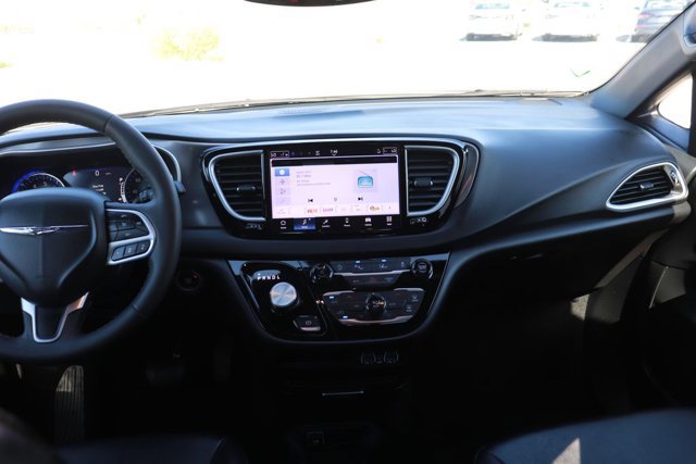 Used 2025 Chrysler Pacifica Select image 15