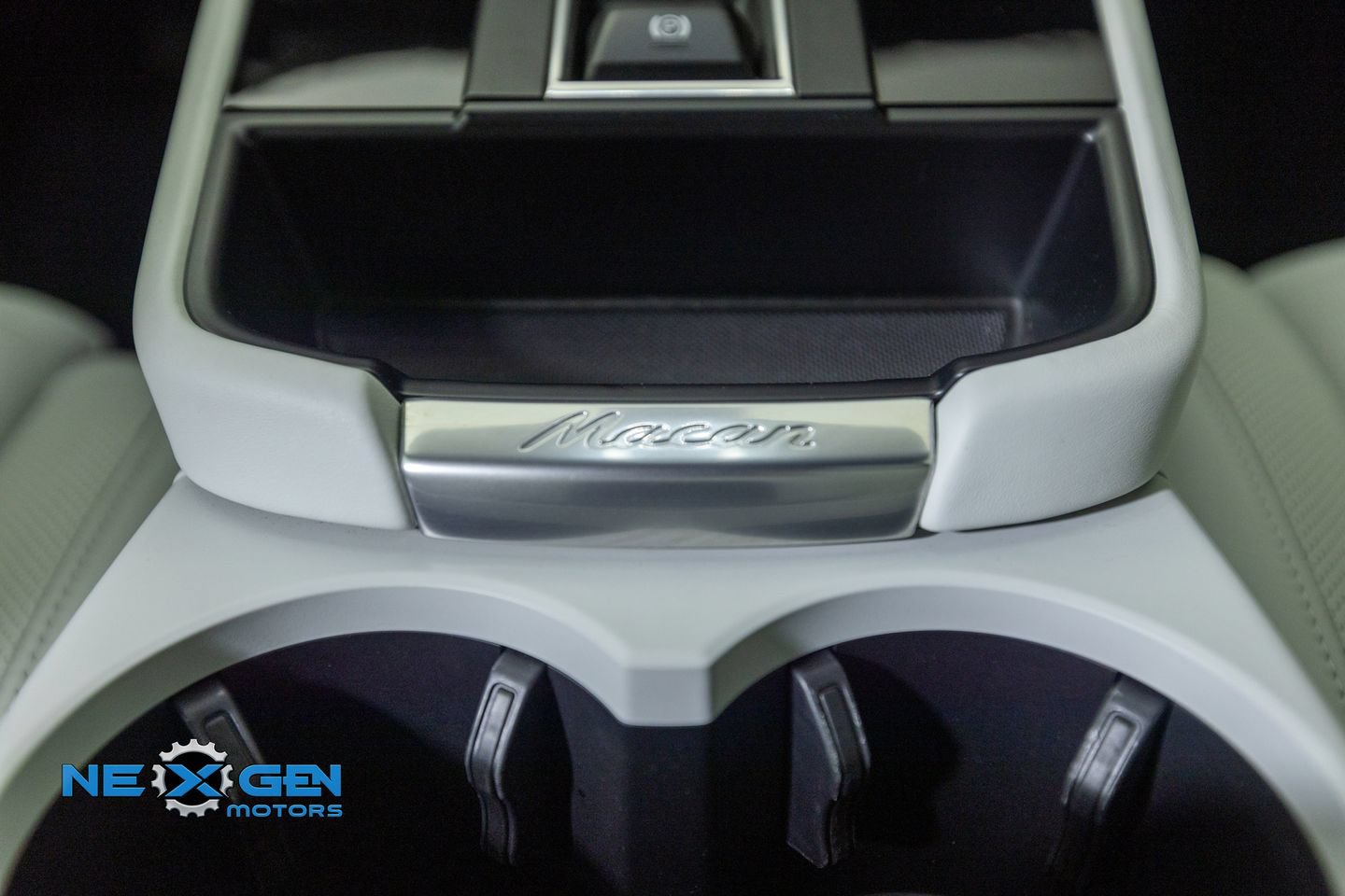 Used 2024 Porsche Macan AWD/4WD image 32