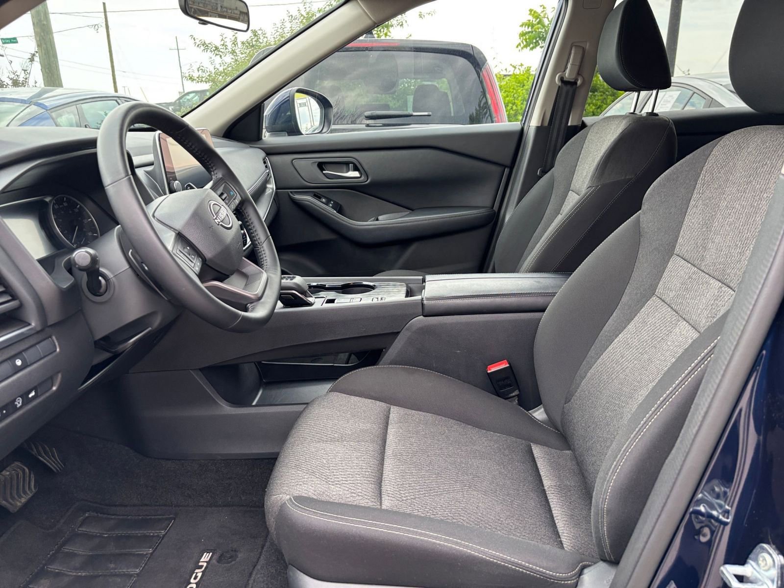 Used 2025 Nissan Rogue SV FWD image 29