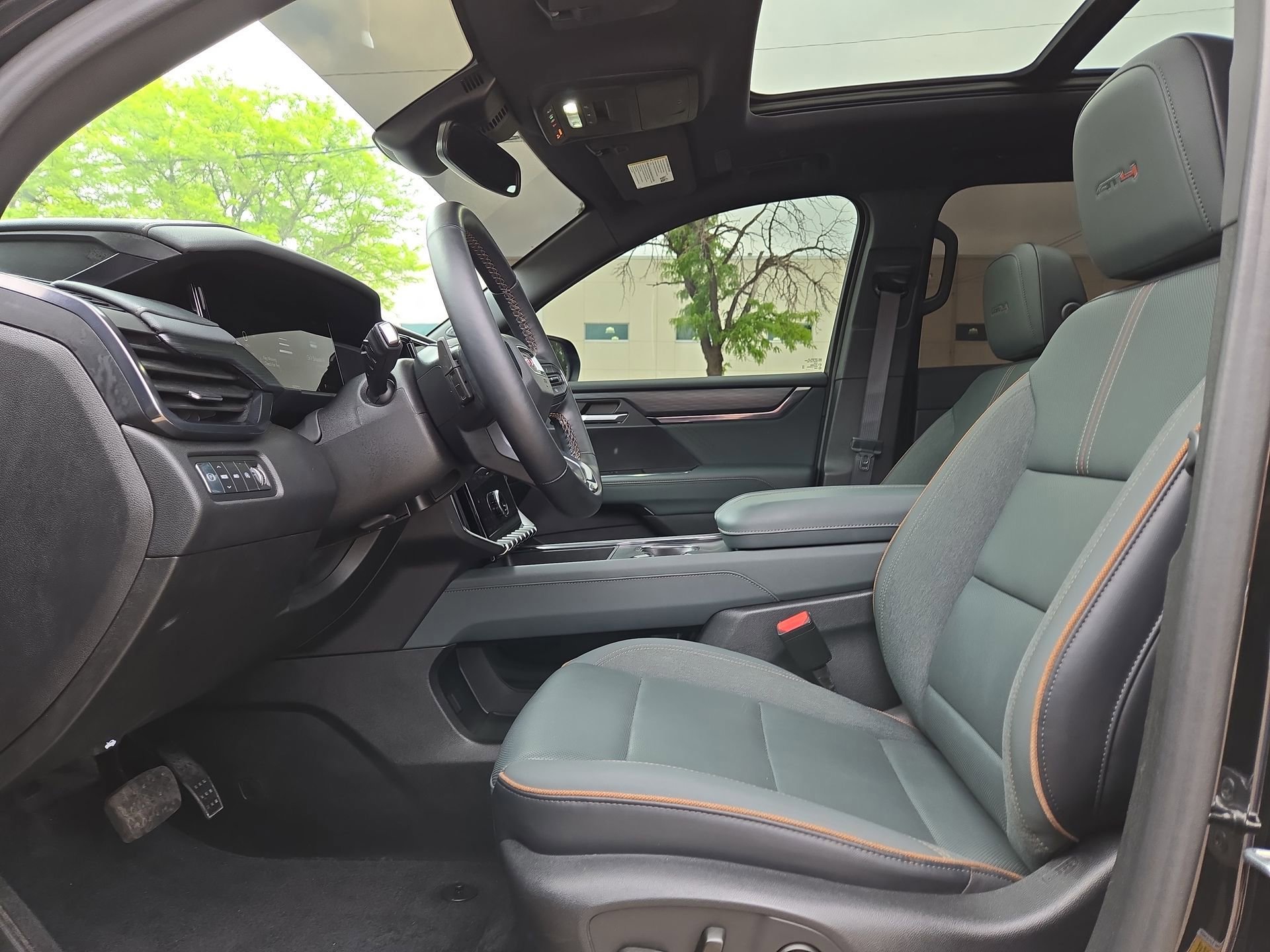 Used 2024 GMC Acadia AT4 w/ Luxury Package image 16