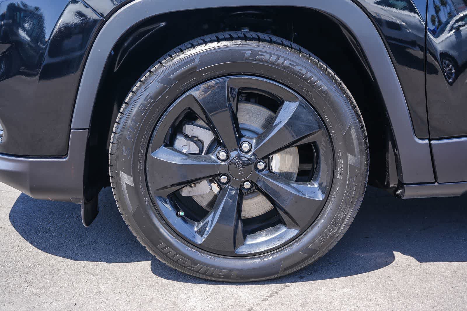 Used 2021 Jeep Cherokee Latitude Plus FWD image 11