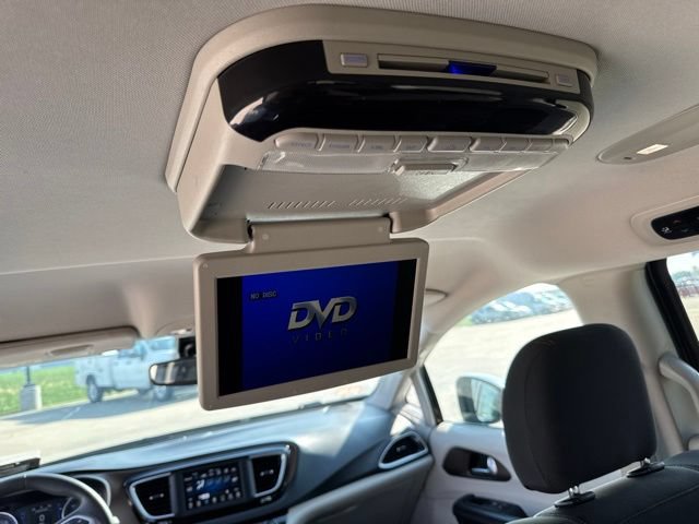 Used 2018 Chrysler Pacifica Touring Plus w/ Tire & Wheel Group FWD image 2
