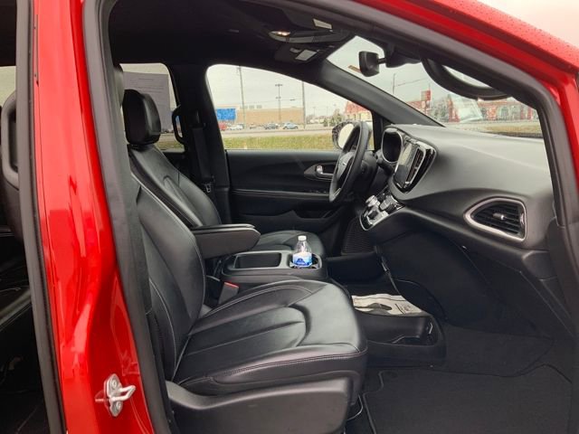 Used 2025 Chrysler Pacifica Select image 16