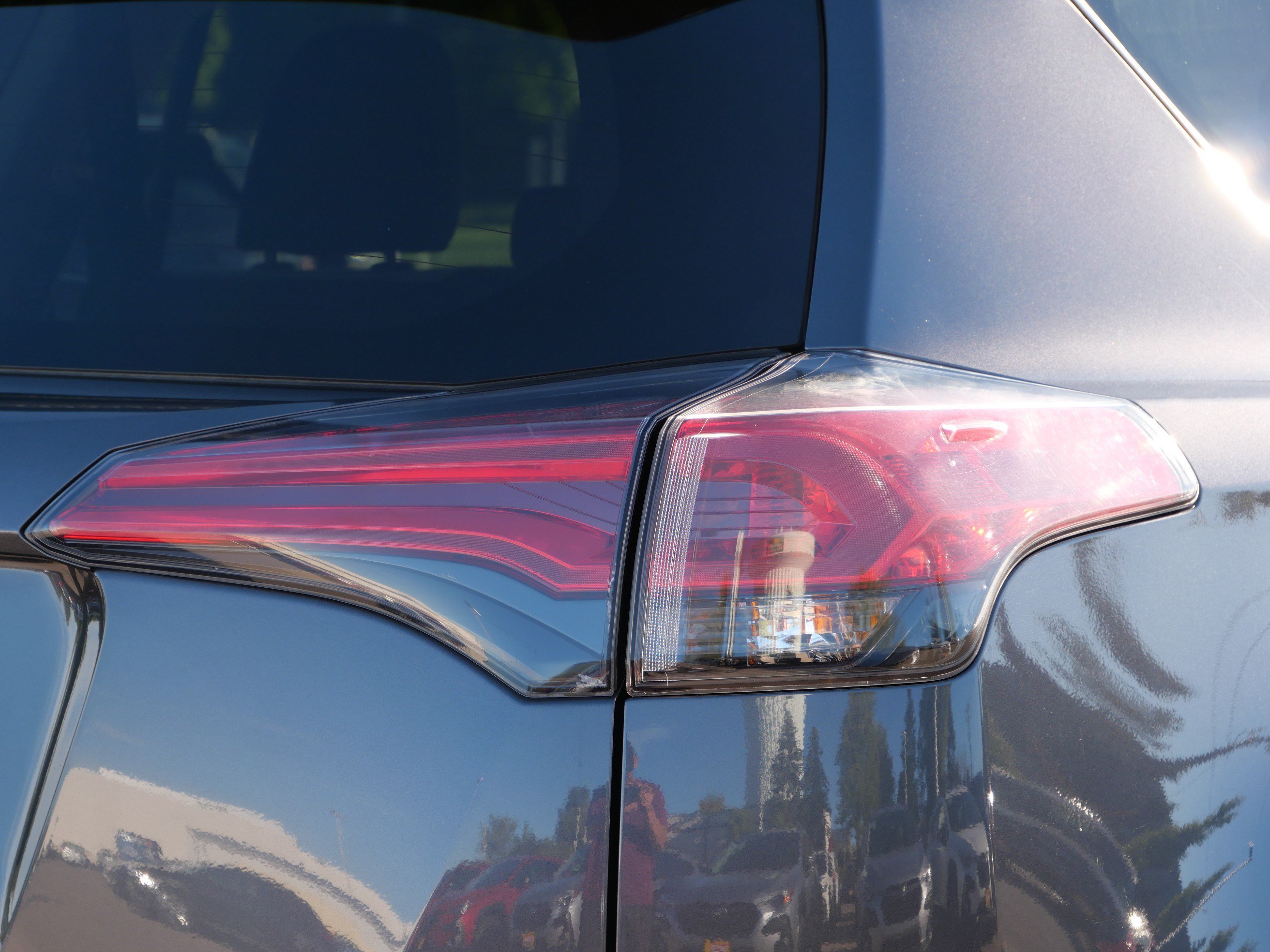 Used 2018 Toyota RAV4 LE AWD/4WD image 17
