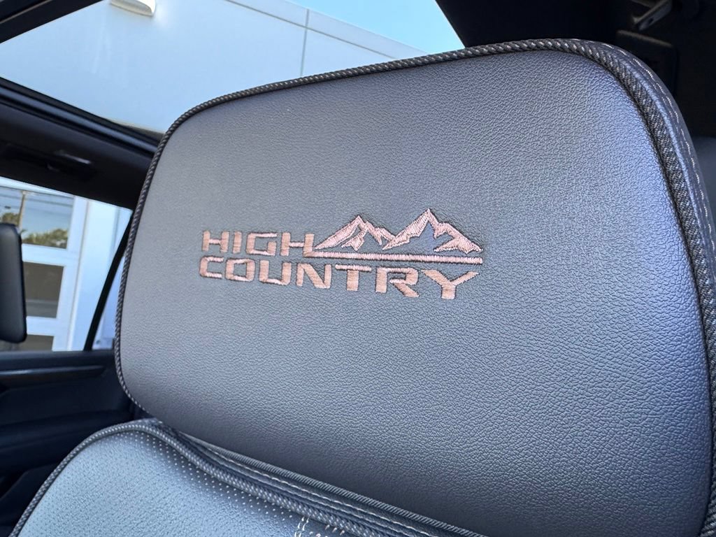 Used 2025 Chevrolet Suburban High Country AWD/4WD image 17