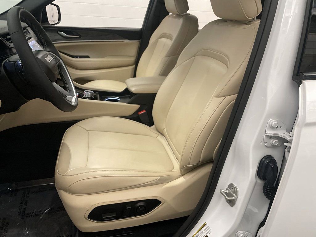 Used 2023 Jeep Grand Cherokee Limited image 13