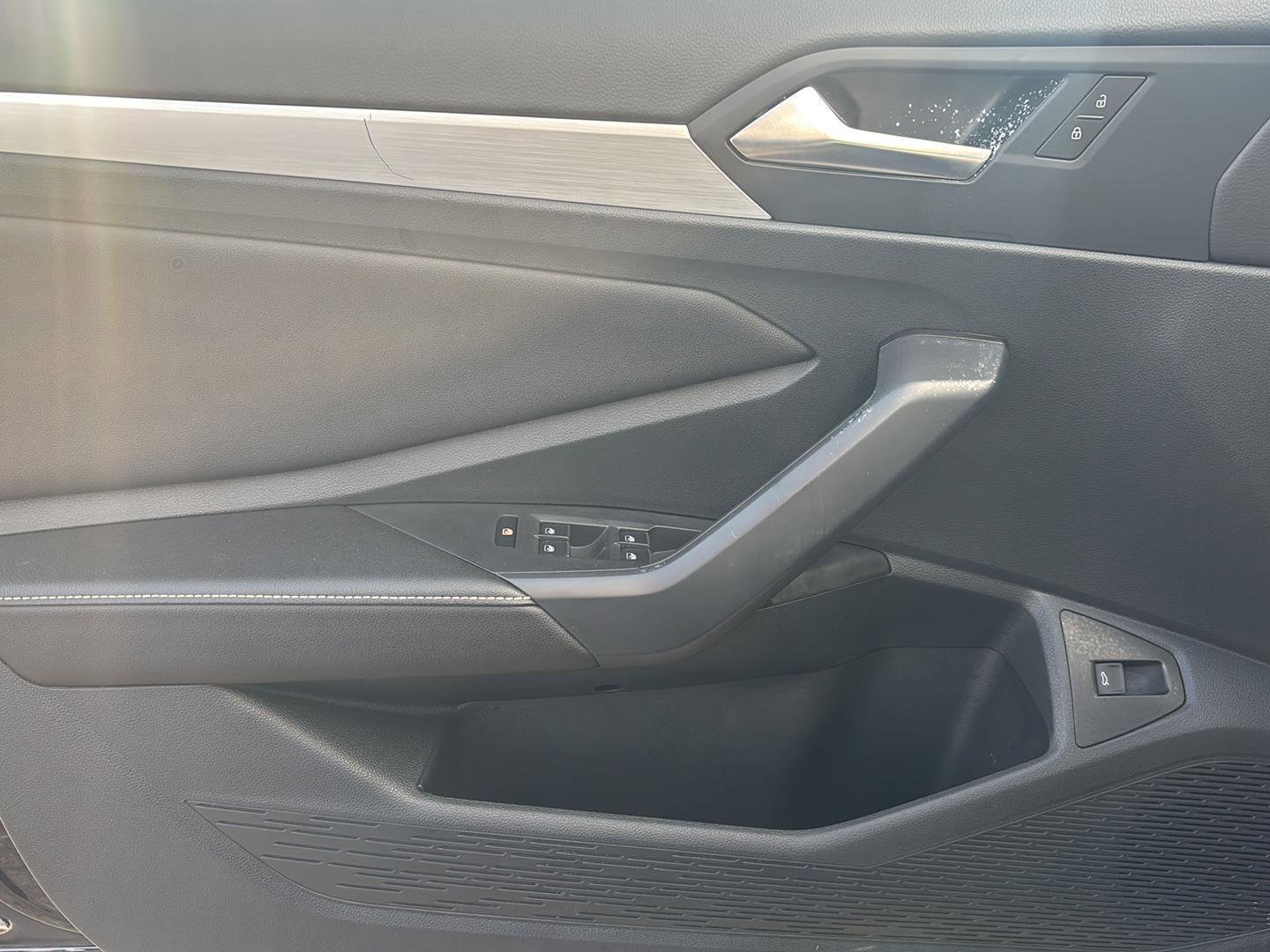 Used 2025 Volkswagen Jetta Sport image 4