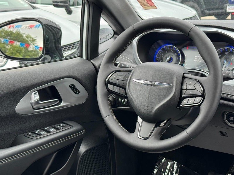Used 2025 Chrysler Pacifica Limited FWD image 16