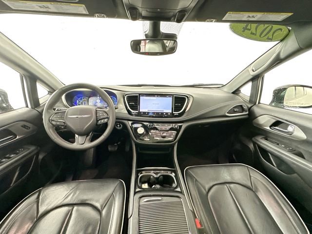 Used 2024 Chrysler Pacifica Premium image 3