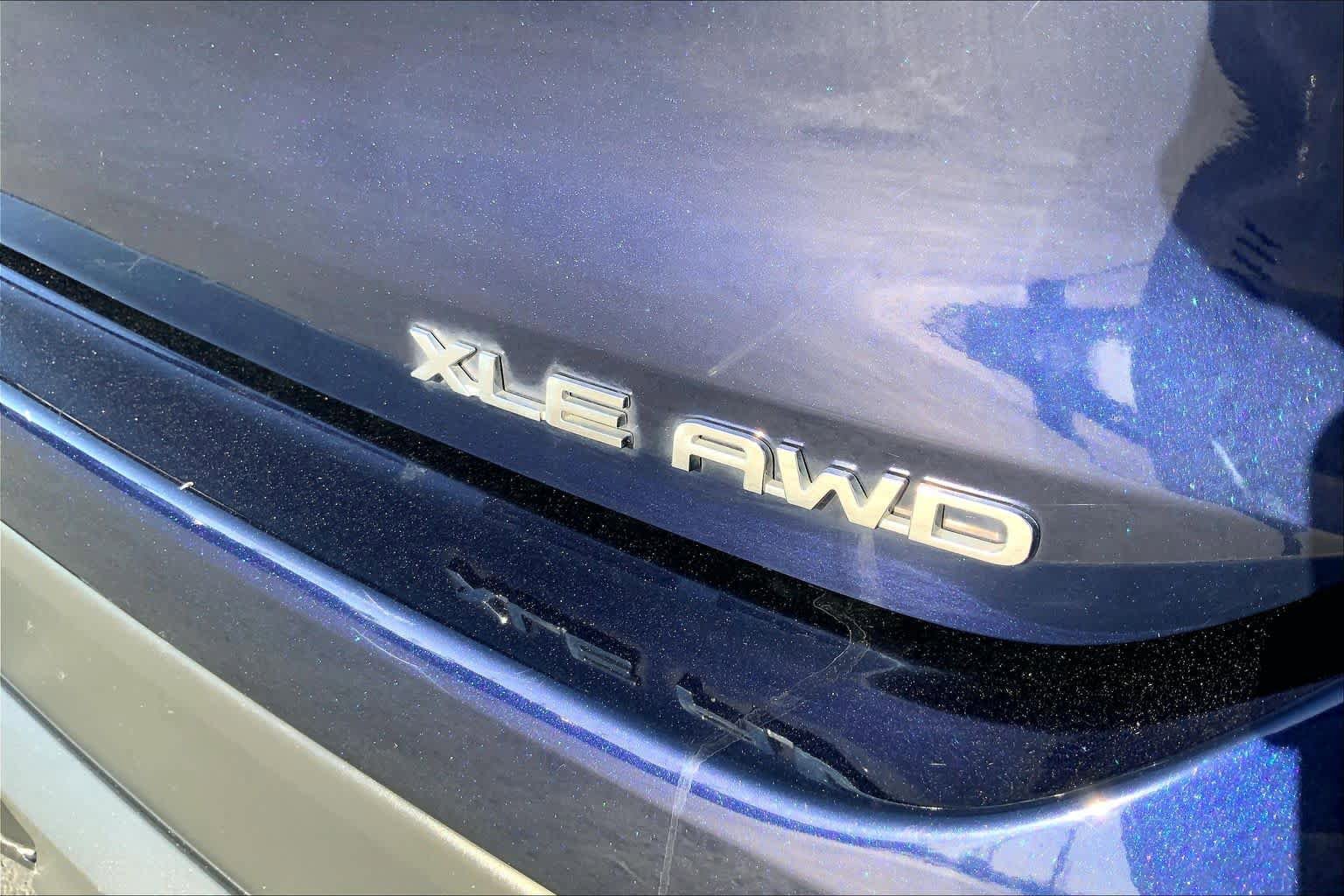 Used 2022 Toyota Highlander XLE AWD/4WD image 9
